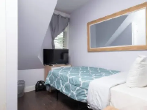 Spacious Modern Luxury Duplex Near Boston & Cambridge - Free Parking Hotels in Everett