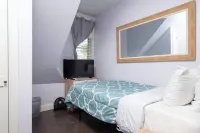 Spacious Modern Luxury Duplex Near Boston & Cambridge - Free Parking Hotels in Everett