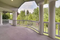 2 Mi to Lake Sammamish State Park! Modern Duplex - parking