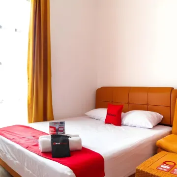 RedDoorz Near Cipinang Indah Mall Hotels near Al Azhar Grand Mosque