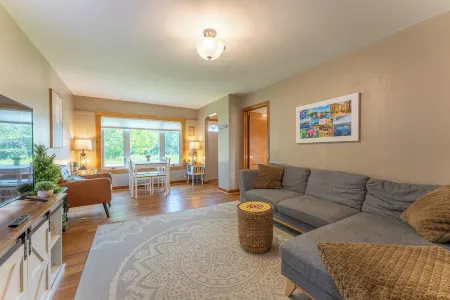 Cozy Corner - East end home Отели в г. Или