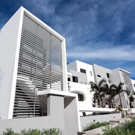 Oceanfront amazing 2 bedrooms Condo