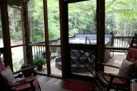 PRIVATE MOUNTAIN COUPLES GETAWAY. 16 MI TO ASHEVILLE. CREEK, HOT TUB, FIREPLACE