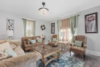 Great Escape 4 bedroom house  2 King Bed in Belleville with WiFi fitness room