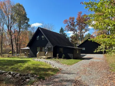 Cozy and Modern Poconos Cabin close to Skytop and Lake Wallenpaupack!