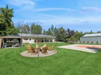 Spacious 7-Bed Home w/ Hot Tub, Fireplace, Gym, Wine Bar, and 2 Living Spaces! Hotels in Lakeside