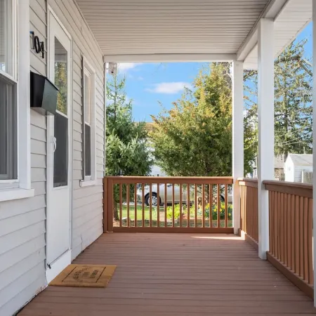 Oakland Beach cottage near Iggy's, Buttonwoods, marina, fishing & airport