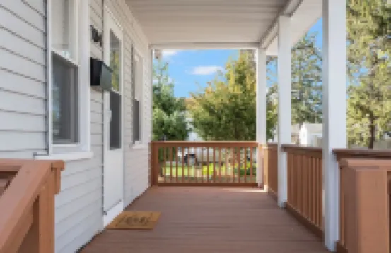 Oakland Beach cottage near Iggy's, Buttonwoods, marina, fishing & airport