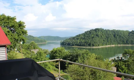 Year Round Center Hill Lake View