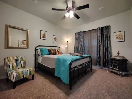 Retro Bungalow - 3 Beds/2 Baths - No Chores!