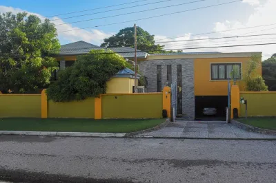 Spacious 6-bedroom house in Federation Park Port of Spain with AC, WiFi  호텔