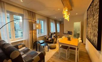 Huswell Artsy Family Apartment in City Center