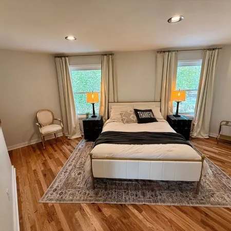 Cozy Elegant Roundhouse Nestled in Woods, 5min from Downtown, with Hot Tub!