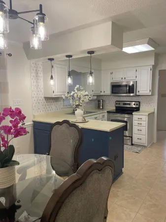 Charming and cozy 3-bedroom house, 2 full bathrooms in High Point close to HPU Отели рядом с достопримечательностью «All-A-Flutter Butterfly Farm»