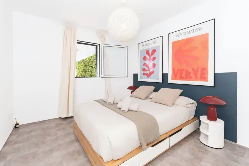 Exclusive boutique apartment with swimming pool, paddle tennis court and beach 2 minutes away.