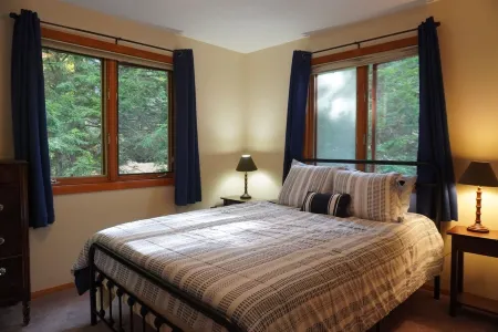 Cozy Home with Lake Sunapee Access 2 Min Walk / 7 Mins to Mount Sunapee Отели рядом с достопримечательностью «Mount Sunapee State Park and Ski Area»