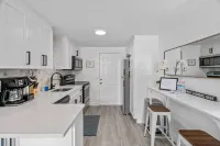 Shared Outdoor Amenities and Fully Equipped Kitchen - Cozy Retreat Hotel a Hillsborough County