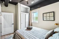 An upscale retreat across from the beach فنادق في 