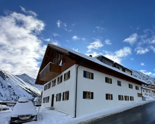 Chalet zur Rose 3-room apartment "Alpen Lilie" 2-8 persons (95m2) Ξενοδοχεία στην πόλη Berwang