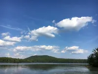 Picturesque 3-bedroom lake house with WiFi in charming Mt Holly, Okemo Mountain Hotels in Mount Holly