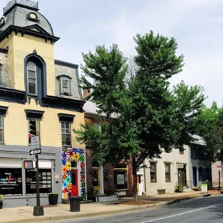 Spacious Downtown Frederick, 3 BR, Full Kitchen Off Street Parking