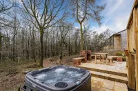 Derwent; woodland lodge for 6 with hot tub, BBQ, near Alton Towers.