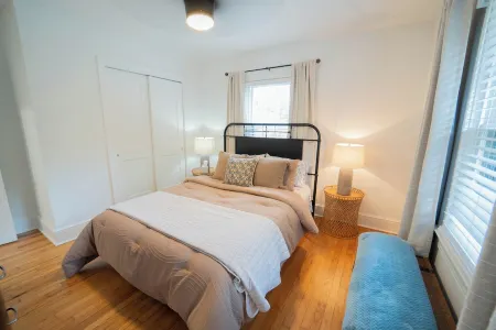 Luxury 2 bd lakefront Modern porch fire pit fisherman boat dock walk to downtown Отели в г. Кларксвилл