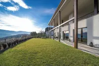 Luxury House with Panoramic View, Hot Tub & Private Parking