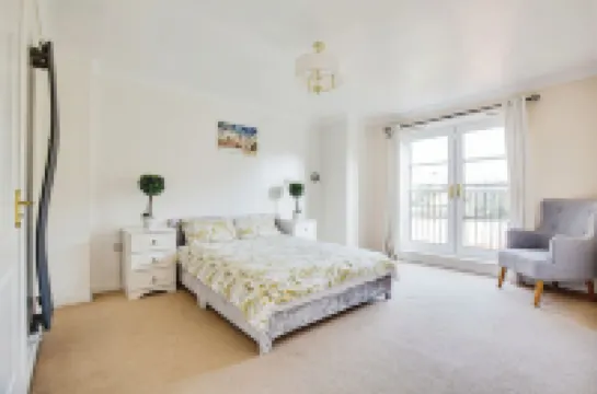 5 Bedroom House with Free Parking. Only 30 mins to Bond Street Station.
