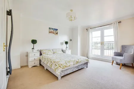5 Bedroom House with Free Parking. Only 30 mins to Bond Street Station.