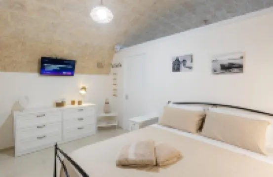 Stone-vaulted apartment in the very heart of the city's historic center.