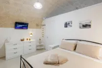 Stone-vaulted apartment in the very heart of the city's historic center.