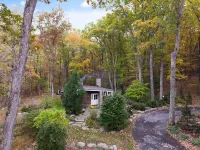 Grotto Grove A Private Poconos Cabin -Secluded Retreat w/ Firepit & Trail Access Các khách sạn ở Canadensis