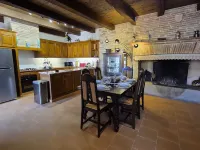 Spacioius holiday home with AC in centre town of medieval Puycelsi Hotel di Puycelci