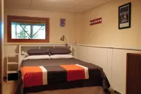 Private 3-bedroom cabin with WiFi and backyard! 스프링필드 호텔