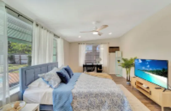 2 Kitchens + Pool + Ping-Pong + Corn Hole + BBQ + Next to Venice Downtown