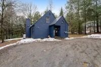 Charming 3-bedroom cabin w/ fire place