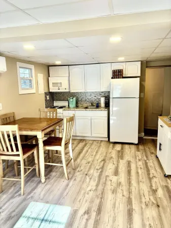 Just Renovated Charming 2 Bedroom Cottage