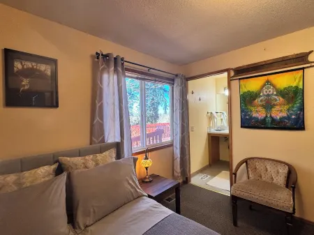 Sweet Bamboo Room with Half-Bath in delightful Sherwood with AC, WiFi, TV Отели рядом с достопримечательностью «Хокс Вью Уинери»