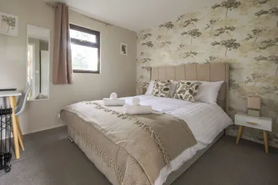 Thorpe Park Lodge | Ground Floor Detached + 2 Free Gated Parking Spaces Hotels near Virginia Water Lake Pavilion