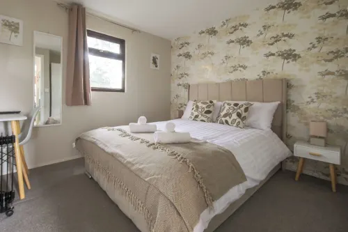 Thorpe Park Lodge | Ground Floor Detached + 2 Free Gated Parking Spaces Hotels in Egham