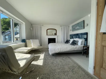 Spacious light cosy beach front house with balcony overlooking the sea Отели в г. Косанд