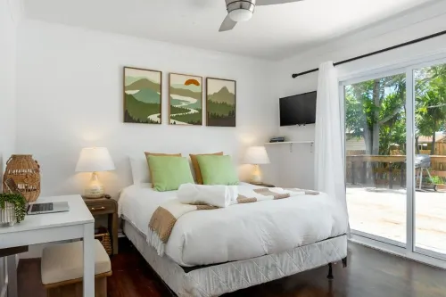 Beach Villa in St. Pete, Private Pool, Pickle ball, Sand, Games, Bball, Fire Pit