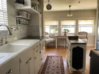 Charming 2-bed cottage in fabulous Napa. Walk to downtown with WiFi, AC