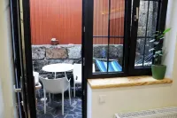 Double-bedroom apartment in downtown, with a wine bar on ground floor