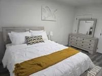 Brand New 2 Bedroom Suite with Private Entrance-10 min to Airport, self check-in