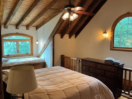 4-bedroom house in charming Ten Mile with AC, WiFi. Relax and unwind