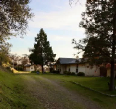 3-bedroom house, beautiful sunset, in Yokuts Valley with WiFi, AC. Pet-Friendly Hotels in Squaw Valley