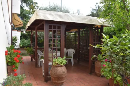 Elegant apartment with large terraces in quiet residential area. Отели рядом с достопримечательностью «Piazza della Costituzione»