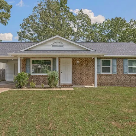 3Br Home Near Southside Complex, Fast WiFi, Fenced Yard, Sleeps 6